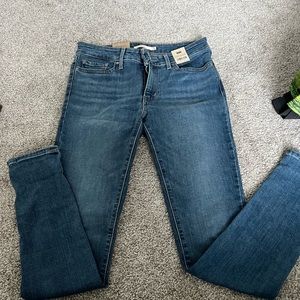 Levi’s 711 skinny jeans with tag. Size 6short
